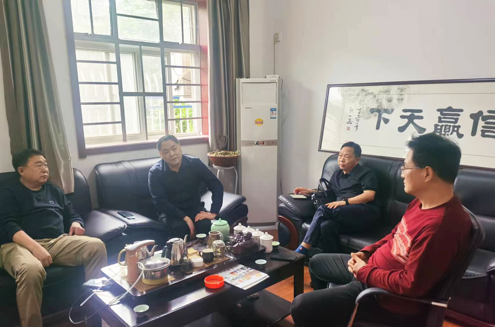 河南省法治建设研究会维权中心主任王勇于4月25日前往洛阳法律研究会与会长王鲁青共商探索研究会开展法律培训